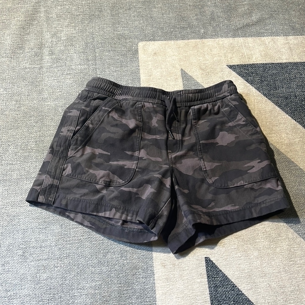 Athleta Farallon Camo Shorts - 8T